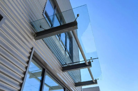 海东为什么要给钢结构雨棚打孔！